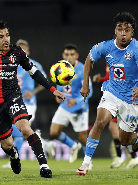 Amaury Morales (d) de Cruz Azul disputa un balón con Aldo Rocha de Atlas. EFE/Sáshenka Gutiérrez
