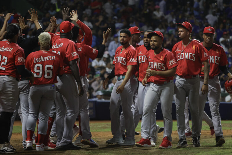 León del Escogido se corona y asegura Serie del Caribe Jugadores de Leones el Escogido celebran la conquista de la Liga de Béisbol de República Dominicana (LIDOM) al derrotar este lunes por 5-6 a Tigres del Licey en Santo Domingo. EFE/ Orlando Barria