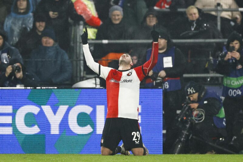 El delantero mexicano Santiago Gimenez, del Feyenoord, celebra el 2-0 durante el partido de la sétima jornada de la UEFA Champions League jugado e nRotterdam, Países Bajos. EFE/EPA/MAURICE VAN STEEN