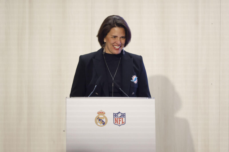 Miami Dolphins jugará en el Bernabéu. ¡Descubre todos los detalles! Pri Shumate, vicepresidenta de los Miami Dolphins, interviene durante el acto celebrado este viernes en Madrid. EFE/ Blanca Millez