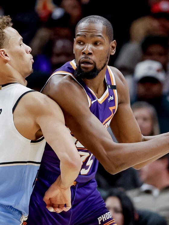 Kevin Duran (d), astro de los Phoenix Suns, trata de superar la marca del base Dyson Daniels durante el partido que los Atlanta Hawks ganaron este miércoles por 122-117 en Atlanta (Georgia). EFE/EPA/ERIK S. LESSER