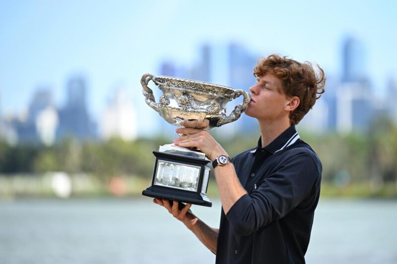 El italiano Jannik Sinner (1), primer cabeza de serie, consiguió su tercera corona 'slam' en lo que fue la tercera final 'major' perdida por el alemán Alexander Zverev (2), tras superarle en la final del Abierto de Australia por 6-3, 7-6(4) y 6-3, tras dos horas y 42 minutos. EFE/ James Ross