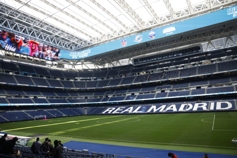 Miami Dolphins jugará en el Bernabéu. ¡Descubre todos los detalles! La Liga profesional de fútbol americano ha anunciado este viernes que los Miami Dolphins serán el 'equipo designado' (local) en el partido de ese campeonato que se disputará este año en el estadio Santiago Bernabéu (imagen) de la capital de España. EFE/ Blanca Millez