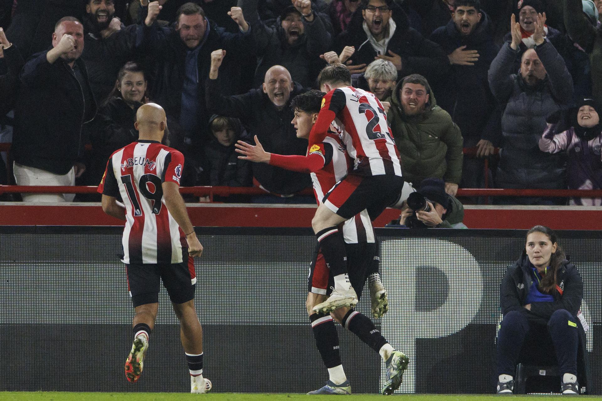 Brentford remonta y vence al Man United en un partidazo electrizante El jugador del Brentford Christian Nergaard (c) celebra el 2-2 durante el partido de la Premier League que han jugado Brentford FC y Manchester City, en Londres. EFE/EPA/TOLGA AKMEN