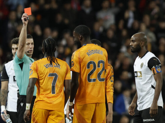 Soto Grado muestra tarjeta roja a Vinicius. EFE / Biel Aliño.
