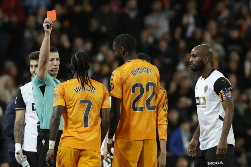 Soto Grado muestra tarjeta roja a Vinicius. EFE / Biel Aliño.