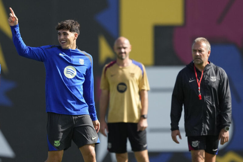 El jugador del FC Barcelona Pau Cubarsí y el entrenador Hansi Flick durante un entrenamiento en la ciudad deportiva Joan Gamper. EFE/Alejandro García