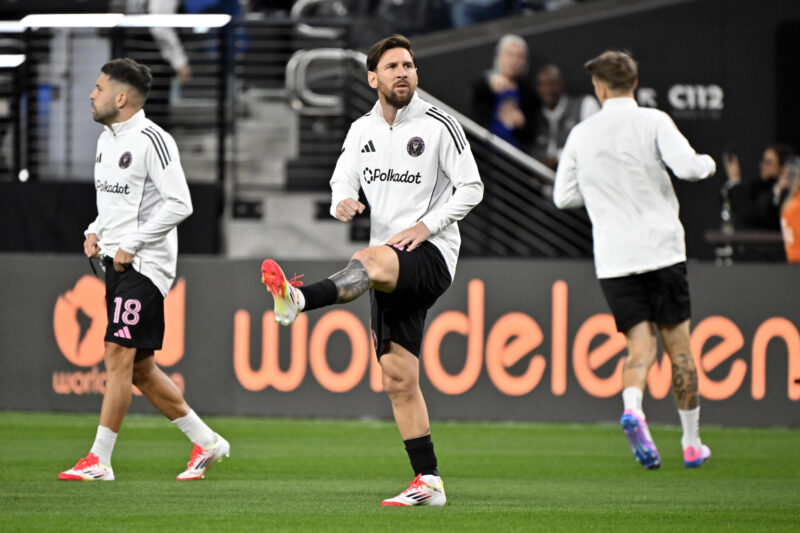 El delantero argentino del Inter Miami Lionel Messi (c) calienta antes del partido amistoso disputado contra el América en el Allegiant Stadium de Las Vegas. EFE/ David Becker