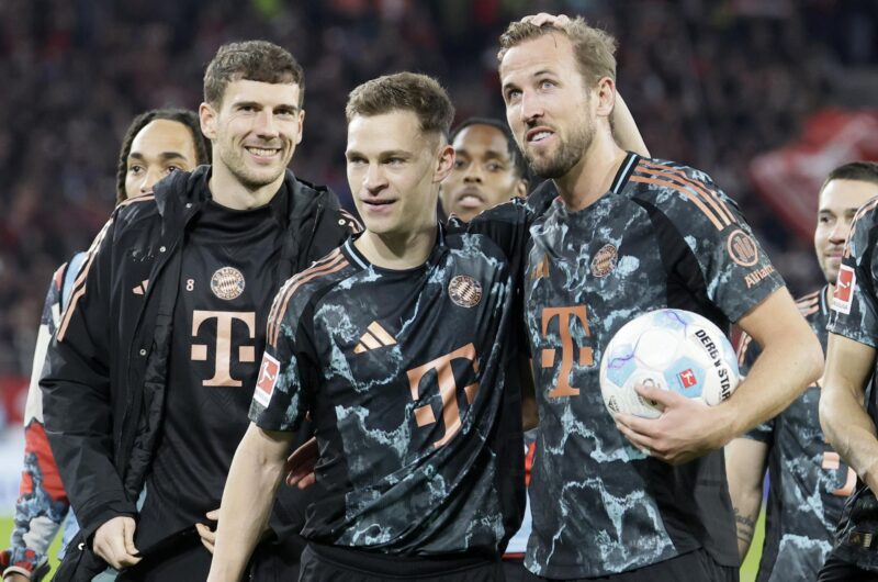 El delanterodel Bayern Múnich Harry Kane (I) y su compañero el medio Joshua Kimmich (L) celebran la victoria durante el partido de la Bundesliga que han jugado SC Freiburg y FC Bayern Munich yn Friburgo, Alemania. EFE/EPA/RONALD WITTEK