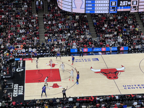Pasaje del partido jugado este sábado por Bulls y New York Knicks en el United Center de Chicago tras un emotivo homenaje a Derrick Rose, que anunció en septiembre su retirada del baloncesto tras 16 años en la NBA. EFE/ Andrea Montolivo