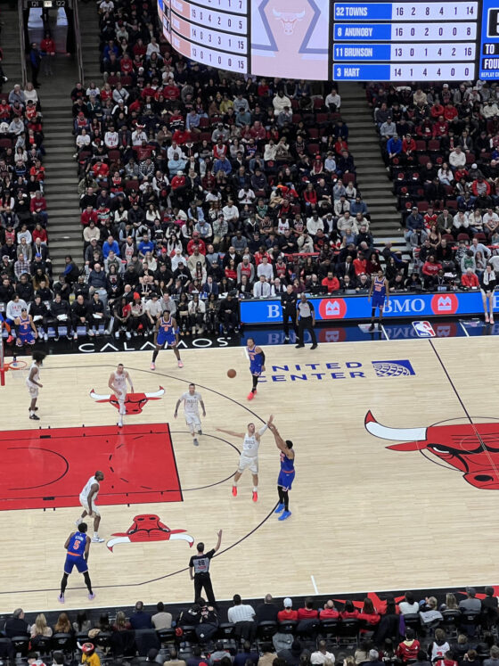 Pasaje del partido jugado este sábado por Bulls y New York Knicks en el United Center de Chicago tras un emotivo homenaje a Derrick Rose, que anunció en septiembre su retirada del baloncesto tras 16 años en la NBA. EFE/ Andrea Montolivo
