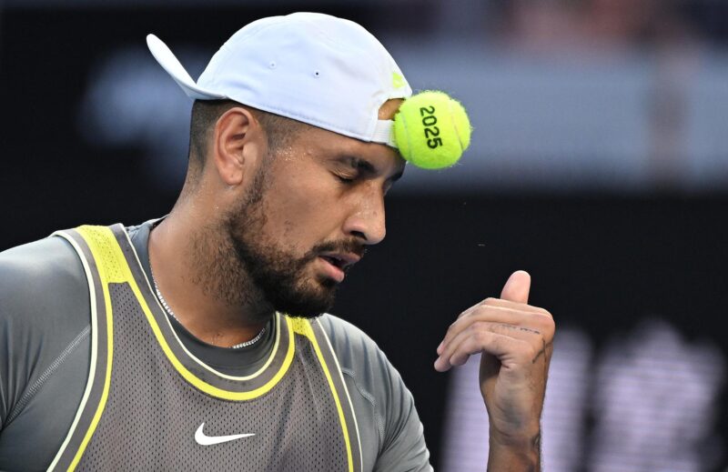 El tenista australiano Nick Kyrgios reacciona durante su partido de primera ronda contra el inglés Jacob Fearnley en el Abierto de Australia 2025 en Melbourne, Australia. EFE/EPA/JAMES ROSS