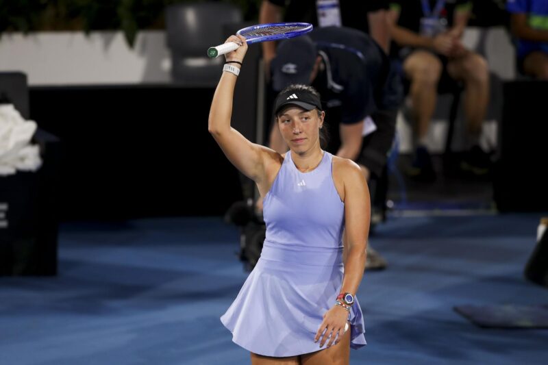 La estadounidense Jessica Pegula, en un momento de la semifinal disputada contra la kazaja Yulia Putintseva, en el Abierto de Adelaida. EFE/EPA/MATT TURNER AUSTRALIA AND NEW ZEALAND OUT