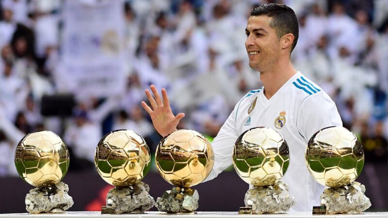 Cristiano Ronaldo cumple 40 años: sigue agrandando su leyenda Cristiano Ronaldo con sus Balones de Oro. Captura de pantalla.