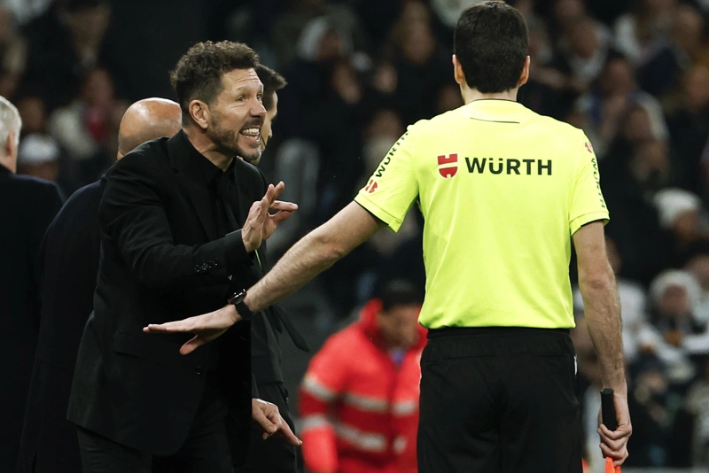 Atlético de Madrid y Simeone, casi 9 años sin victoria en el Bernabéu MADRID, 08/02/2025.- El entrenador del Atlético de Madrid, Diego Pablo Simeone (i), durante el partido de LaLiga de fútbol que Real Madrid y Atlético de Madrid disputan este sábado en el estadio Santiago Bernabéu. EFE/Chema Moya