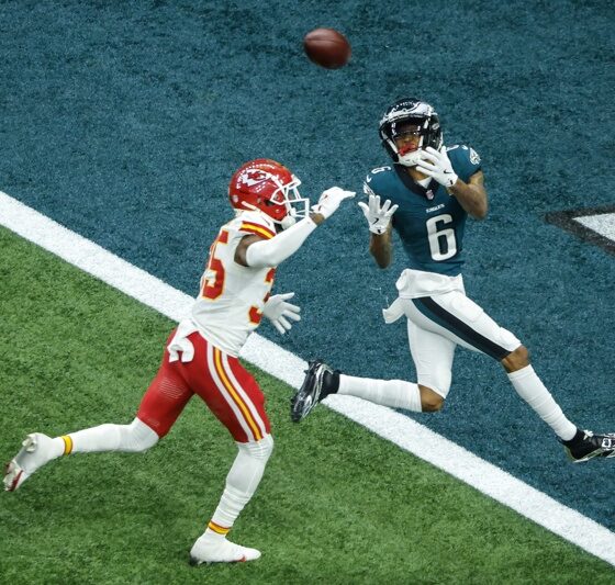 DeVonta Smith concluyendo una buena serie ofensiva para Eagles frente a los Chiefs. (EFE/EPA/CJ GUNTHER)