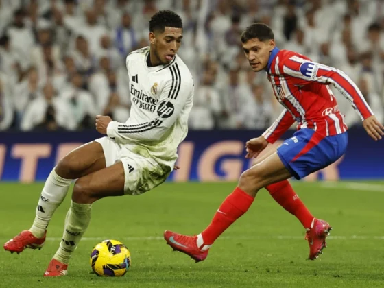 MADRID, 08/02/2025.- El centrocampista británico del Real Madrid Jude Bellingham (i) intenta escaparse de Nahuel Molina, del Atlético de Madrid, durante el partido de la jornada 23 de LaLiga de fútbol que Real Madrid y Atlético de Madrid disputan este sábado en el estadio Santiago Bernabéu. EFE/Chema Moya