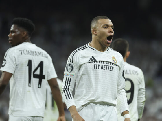 MADRID, 19/02/2025.- El delantero francés del Real Madrid Kylian Mbappé (d) celebra el segundo gol de su equipo durante el partido de vuelta de la eliminatoria previa a los octavos de final de la Liga de Campeones que Real Madrid y Manchester City disputan hoy miércoles en el estadio Santiago Bernabéu. EFE/Kiko Huesca