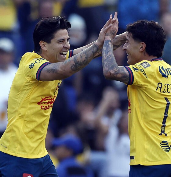 MEX1595. CIUDAD DE MÉXICO (MÉXICO), 01/02/2025.- Víctor Dávila (i) y Alejandro Zendejas de América celebran un gol este sábado, durante un partido por la jornada 5 del torneo Clausura 2025 de la Liga MX entre América y Juárez en el estadio Ciudad de los Deportes, en Ciudad de México (México). EFE/ Sáshenka Gutiérrez