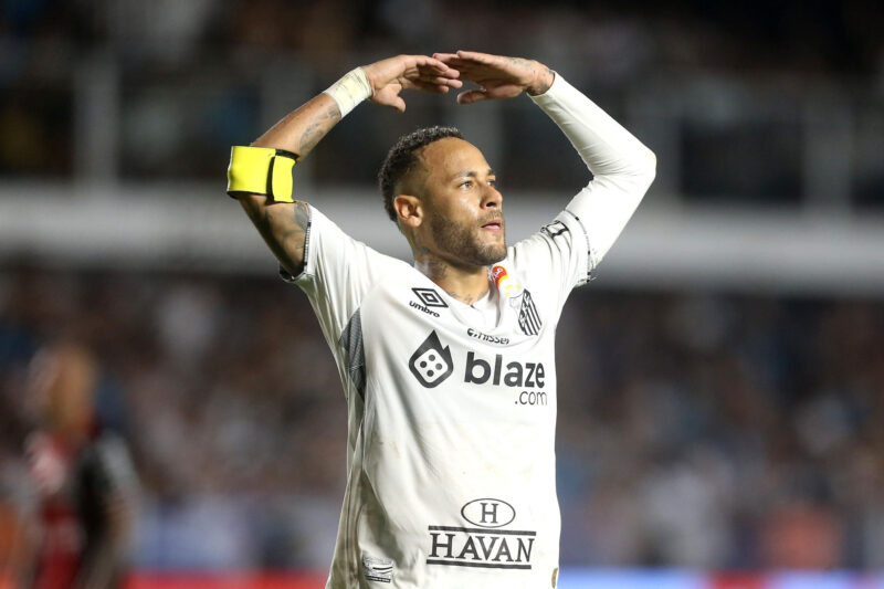Neymar de Santos reacciona durante un partido del Campeonato Paulista entre Santos y Botafogo RP en el estadio Urbano Caldeira en Santos (Brasil). EFE/ Guilherme Dionizio