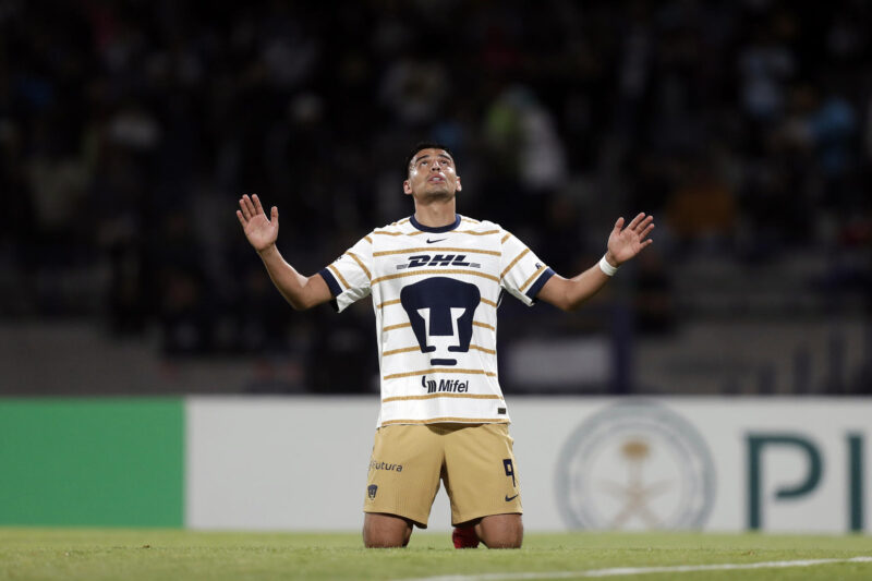 Guillermo Martínez de Pumas celebra un gol este jueves, en un partido de vuelta de la Copa de Campeones Concacaf entre Pumas y Cavalry FC en el estadio Olímpico Universitario, en Ciudad de México (México). EFE/ Isaac Esquivel