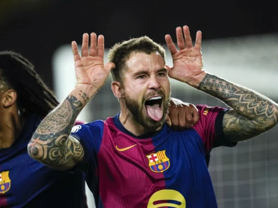 BARCELONA, 25/02/2025.- El defensa del Barcelona Iñigo Martínez celebra tras anotar el tercer gol de su equipo, durante el partido de ida de las semifinales de la Copa del Rey que FC Barcelona y Atlético de Madrid disputan este martes en el estadio Olímpico Lluis Companys. EFE/ Enric Fontcuberta