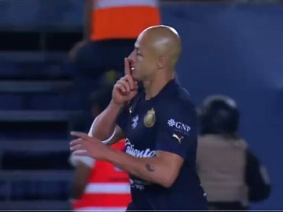 Chicharito Hernández y su polémico festejo en la derrota de Chivas