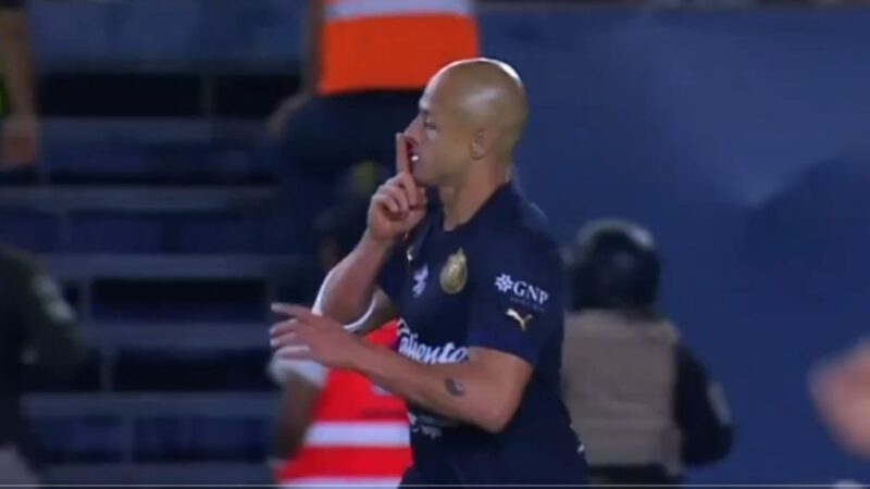 Chicharito Hernández y su polémico festejo en la derrota de Chivas