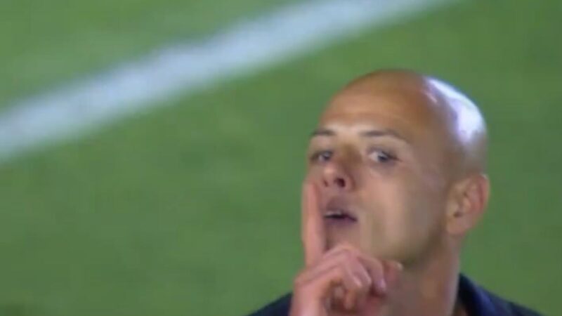 Chicharito Hernández y su polémico festejo en la derrota de Chivas Chicharito Hernández