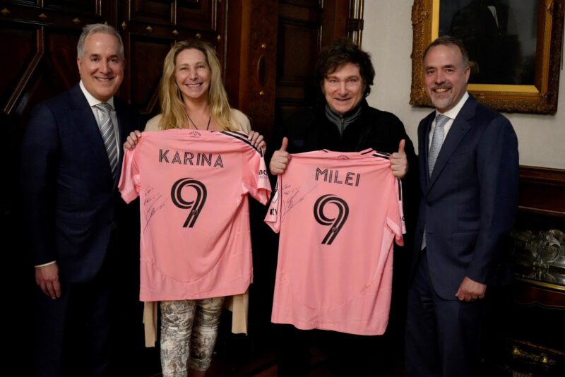 Javier MileI, presidente de Argentina, con la camiseta de Messi. / X: @JonatanViale