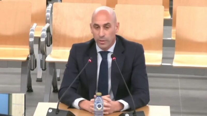Luis Rubiales se defiende respecto al beso a Jenni Hermoso
