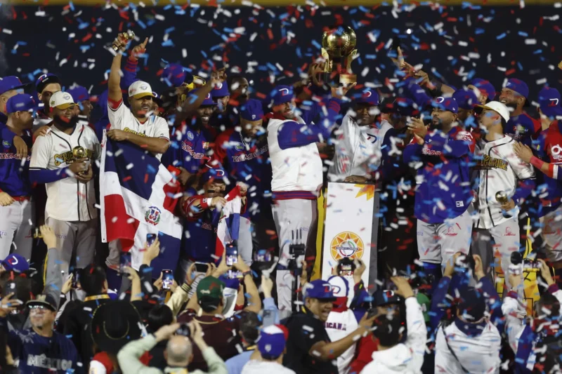 República Dominicana levanta su trofeo de campeón de la Serie del Caribe 2025. Foto EFE