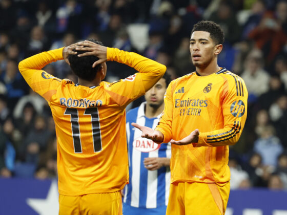 CORNELLÁ - EL PRAT (BARCELONA), 01/02/2025.- Los jugadores del Real Madrid, el brasileño Rodrygo y el inglés Jude Bellingham, durante el encuentro correspondiente a la jornada 22 de Laliga EA Sports que disputan hoy sábado el Espanyol y Real Madrid en el RCDE Stadium. EFE / Toni Albir.