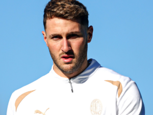 Santiago Gimenez en el entrenamiento con el AC Milan. / X: @acmilan