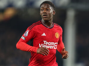 El mediocampista de los Red Devils, Kobbie Mainoo, se plantea dejar al equipo en el mercado de invierno y el Napoli ya lo busca. Foto: EFE