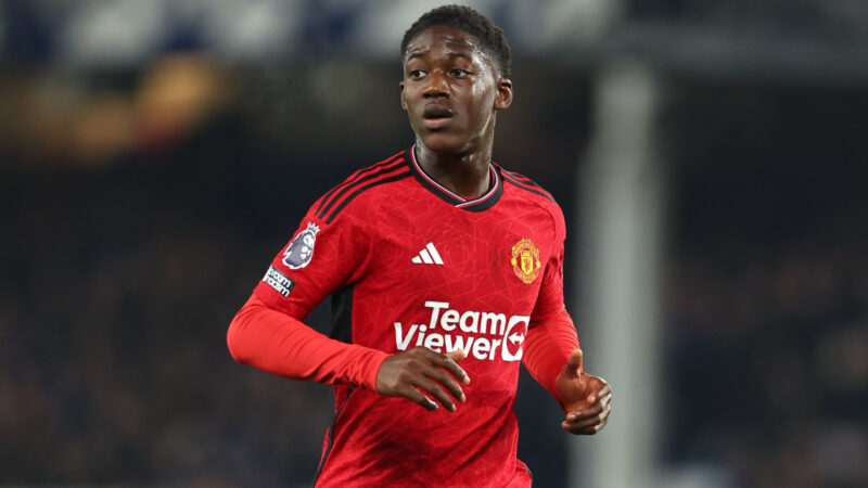 El mediocampista de los Red Devils, Kobbie Mainoo, se plantea dejar al equipo en el mercado de invierno y el Napoli ya lo busca. Foto: EFE