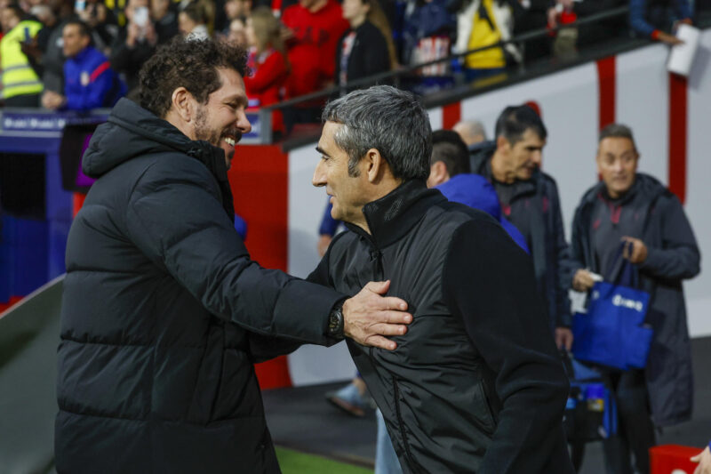 El entrenador del Atlético de Madrid, Diego "El Cholo" Simeone (i), saluda al entrenador del Athletic Club de Bilbao, Ernesto Valverde, en el Metropolitano. EFE/JUANJO MARTIN