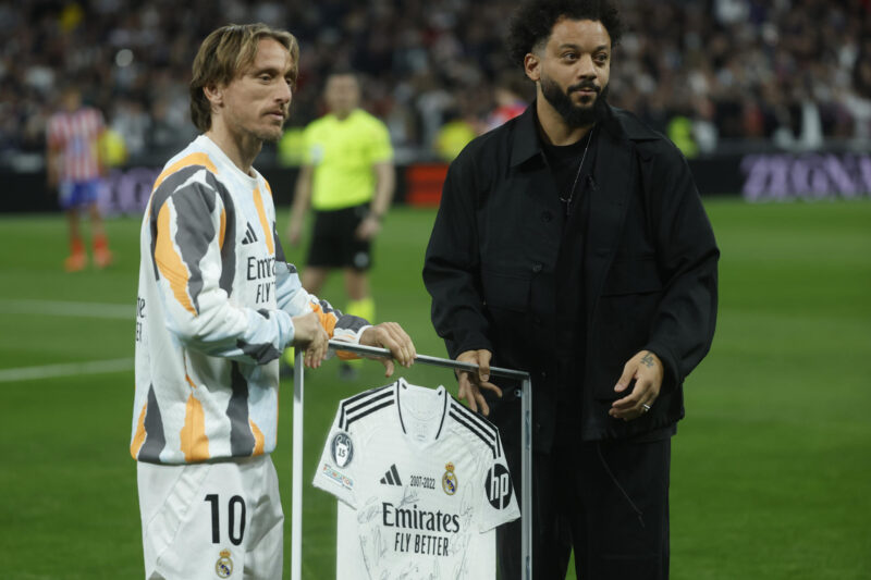 Luka Modric y Marcelo (d) en el homenaje al brasileño en el Bernabéu. EFE/ Juanjo Martin