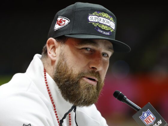 El ala cerrada de los Kansas City Chiefs, Travis Kelce, responde preguntas de los medios durante el evento de la Noche de Apertura del Super Bowl LIX de la Liga Nacional de Fútbol Americano en Nueva Orleans, Luisiana (EE.UU.). EFE/ERIK S. LESSER