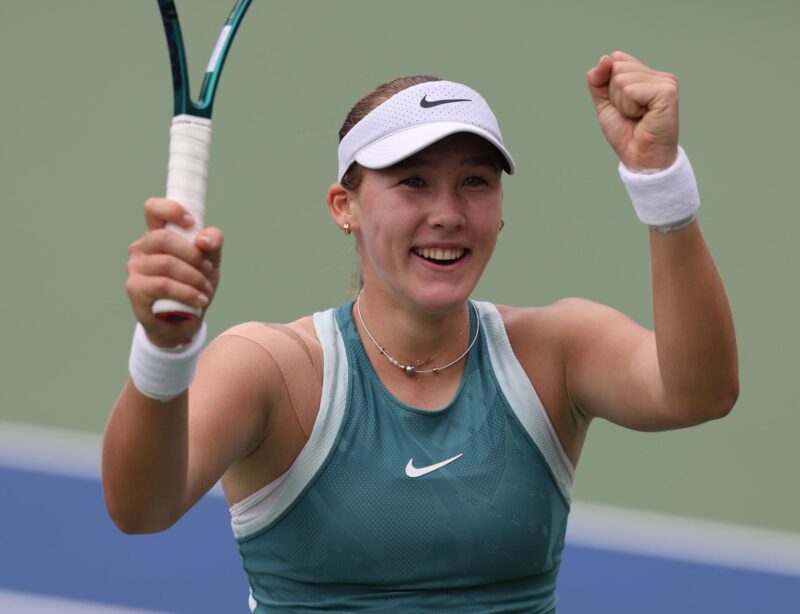 La rusa Mirra Andreeva celebra tras ganar a la polaca Iga Swiatek. EFE/EPA/ALI HAIDER