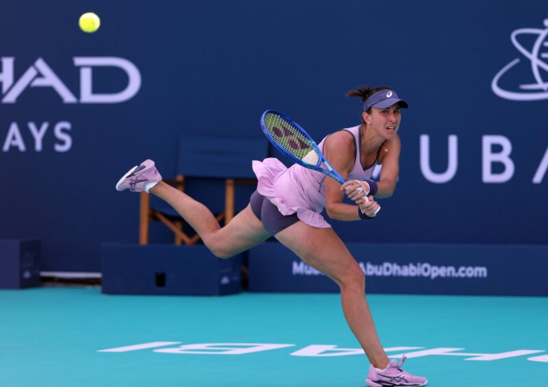 ABU DHABI (United Arab Emirates), 06/02/2025.- Belinda Bencic of Switzerland in action during her quarter final match against Marketa Vondrousova of the Czech Republic at the WTA Abu Dhabi Open tennis tournament in Abu Dhabi, United Arab Emirates, 06 February 2025. (Tenis, República Checa, Suiza, Emiratos Árabes Unidos) EFE/EPA/ALI HAIDER