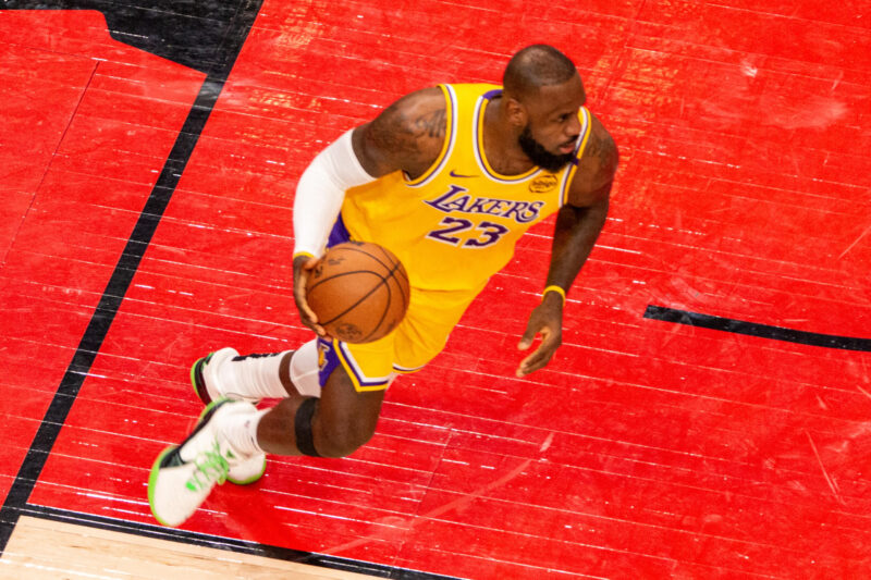 LeBron James se ha convertido en el segundo jugador que anota 40 o más puntos en un partido de la NBA, con 40 años. EFE/ Julio César Rivas