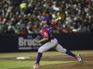 Esmil Rogers lanza una bola este viernes, durante el juego final de la Serie del Caribe de Beisbol 2025 entre México y República Dominicana, en el estadio Nido de los Águilas en la ciudad de Mexicali, Baja California (México). EFE/ Sáshenka Gutiérrez