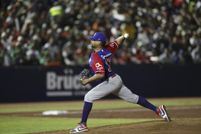 Esmil Rogers lanza una bola este viernes, durante el juego final de la Serie del Caribe de Beisbol 2025 entre México y República Dominicana, en el estadio Nido de los Águilas en la ciudad de Mexicali, Baja California (México). EFE/ Sáshenka Gutiérrez