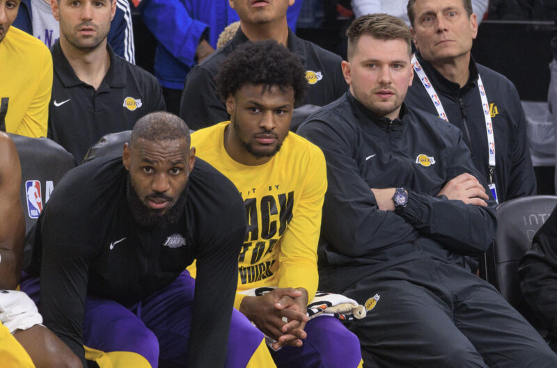 Luka Doncic (d), junto a LeBron James (i) y Bronny James (c), durante el partido de la NBA disputado en el estadio Intuit Dome entre Los Angeles Clippers y Los Angeles Lakers (Estados Unidos). EFE/ Javier Rojas