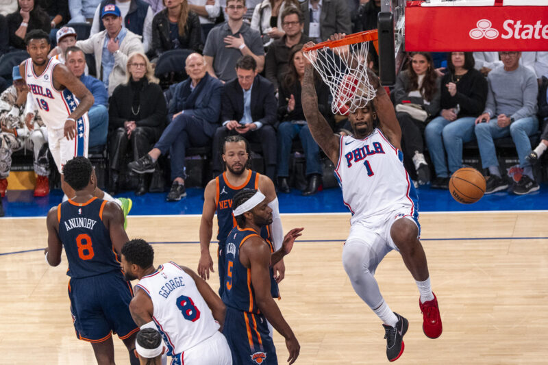 Andre Drummond (d) de los Philadelphia 76ers anota ante los New York Knicks. EFE/Angel Colmenares