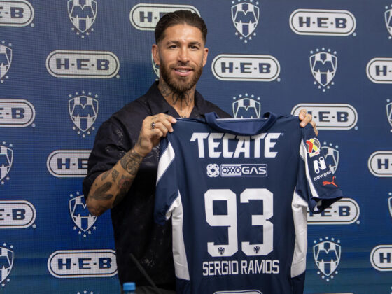El jugador español Sergio Ramos posa con la camiseta de Monterrey durante una rueda de prensa en su presentación como nuevo jugador del equipo, este domingo en Monterrey (México). EFE/ Miguel Sierra