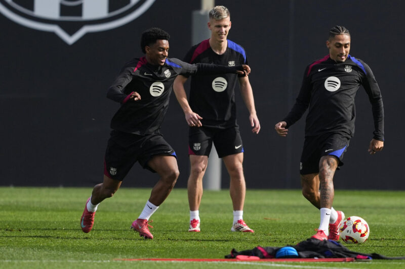 Los jugadores del FC Barcelona Alejandro Balde (i), Dani Olmo (c) y Raphinha durante el entrenamiento que el equipo azulgrana ha realizado este lunes en la ciudad deportiva Joan Gamper. EFE/Alejandro García