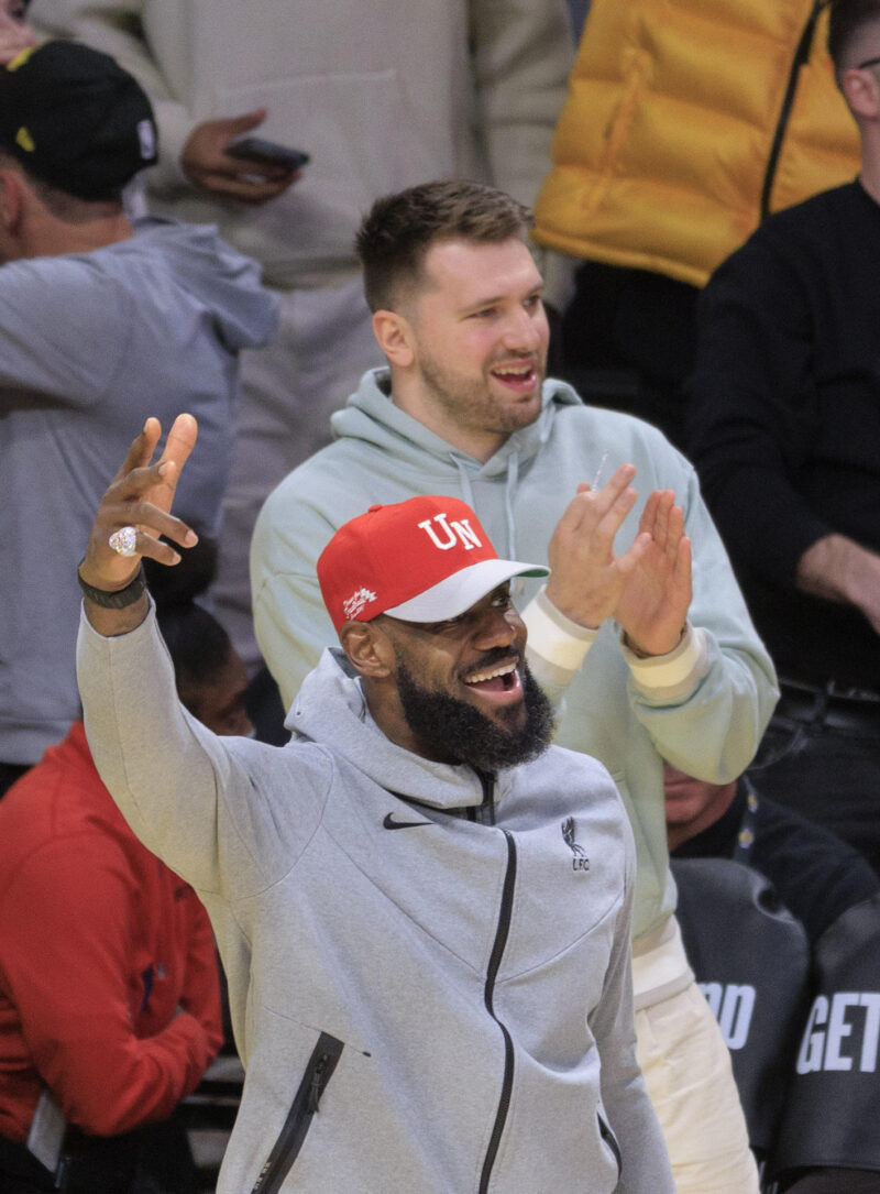 LeBron James es el primer embajador de Ken de la marca Barbie LeBron James (abajo) junto a Luka Doncic de Los Angeles Lakers celebran esta sábado, en un partido de la NBA entre Los Angeles Lakers y Indiana Pacers en el Crypto.com Arena en Los Ángeles (Estados Unidos). EFE/ Javier Rojas