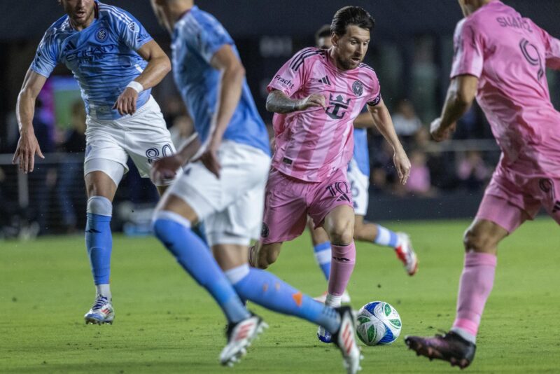 Mascherano revela el secreto detrás del juego de Messi en Inter Miami El delantero del Inter Miami Lionel Messi (c) en acción durante el partido de fútbol entre el Inter Miami y el New York City FC al inicio de la temporada 2025 de la MLS en Fort Lauderdale, Florida (EE.UU.). EFE/CRISTOBAL HERRERA-ULASHKEVICH